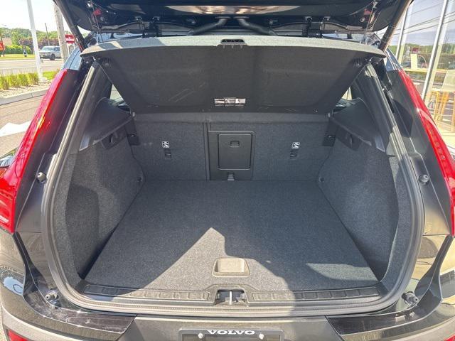 Photo of 2025 Onyx Black Metallic Volvo XC40