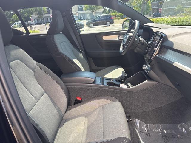 Photo of 2025 Onyx Black Metallic Volvo XC40