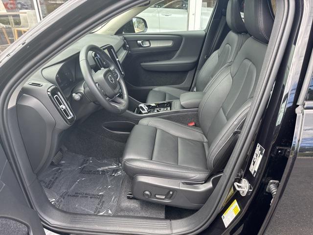 Photo of 2025 Onyx Black Volvo XC40