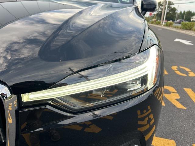 Photo of 2021 Onyx Black Metallic Volvo XC60