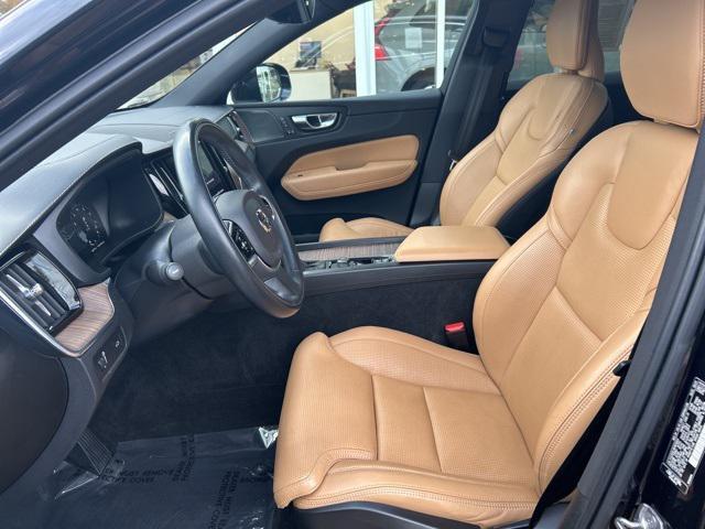 Photo of 2021 Onyx Black Metallic Volvo XC60