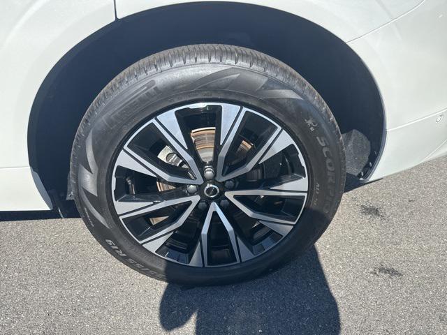 Photo of 2025 Crystal White Metallic Volvo XC60