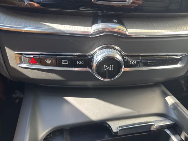 Photo of 2025 Crystal White Metallic Volvo XC60