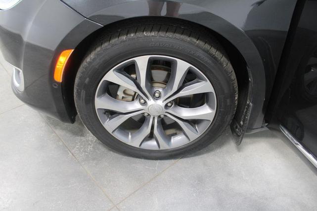 Photo of 2017 Brilliant Black Crystal Pearlcoat Chrysler Pacifica