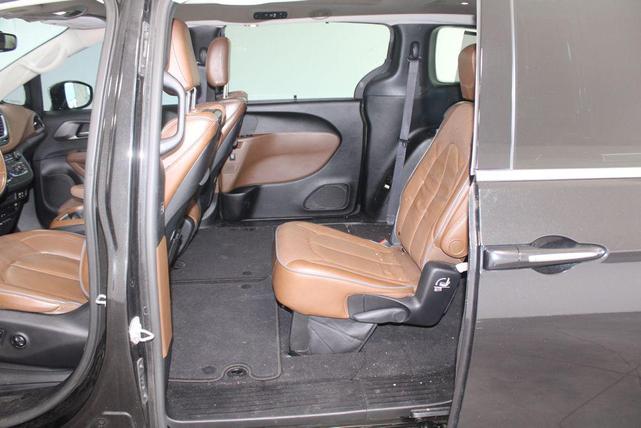 Photo of 2017 Brilliant Black Crystal Pearlcoat Chrysler Pacifica