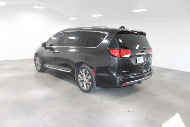 Photo of 2017 Brilliant Black Crystal Pearlcoat Chrysler Pacifica
