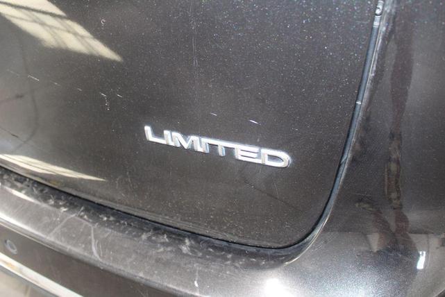 Photo of 2017 Brilliant Black Crystal Pearlcoat Chrysler Pacifica