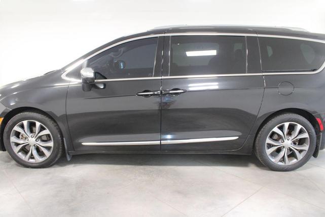 Photo of 2017 Brilliant Black Crystal Pearlcoat Chrysler Pacifica