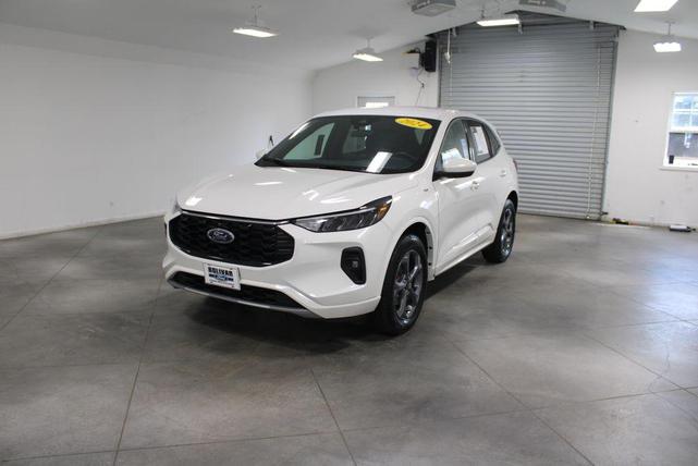 Photo of 2024 STAR WHITE METALLIC TRI-COAT Ford Escape