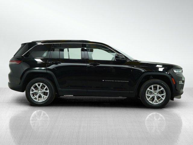 Photo of 2022 Diamond Black Crystal Pearlcoat Jeep Grand Cherokee