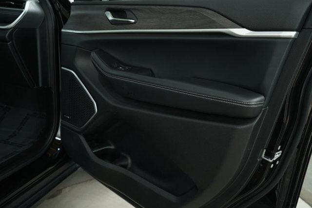 Photo of 2022 Diamond Black Crystal Pearlcoat Jeep Grand Cherokee