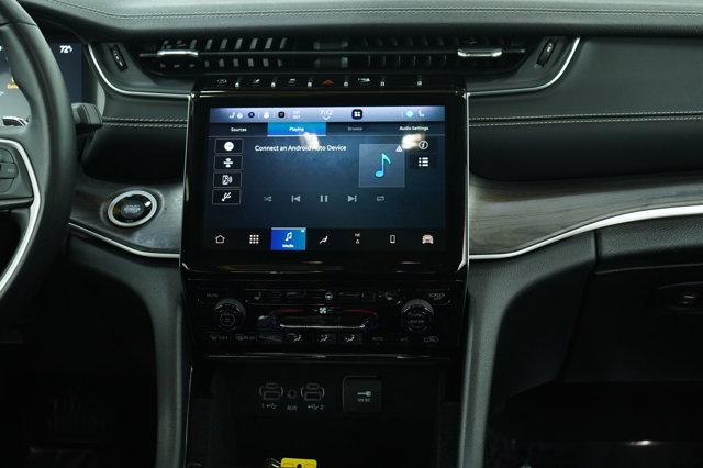 Photo of 2022 Diamond Black Crystal Pearlcoat Jeep Grand Cherokee