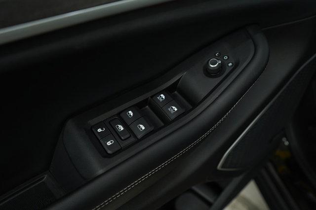 Photo of 2022 Diamond Black Crystal Pearlcoat Jeep Grand Cherokee