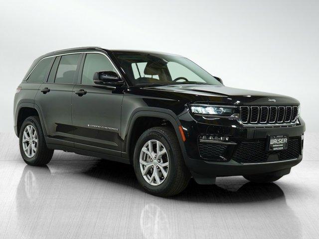 Photo of 2022 Diamond Black Crystal Pearlcoat Jeep Grand Cherokee