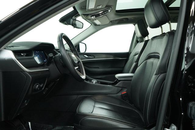 Photo of 2022 Diamond Black Crystal Pearlcoat Jeep Grand Cherokee