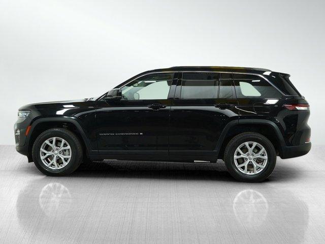 Photo of 2022 Diamond Black Crystal Pearlcoat Jeep Grand Cherokee