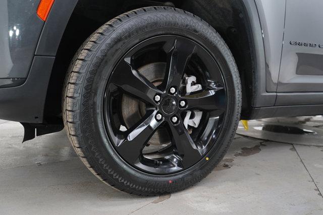 Photo of 2023 Baltic Gray Metallic Clearcoat Jeep Grand Cherokee L