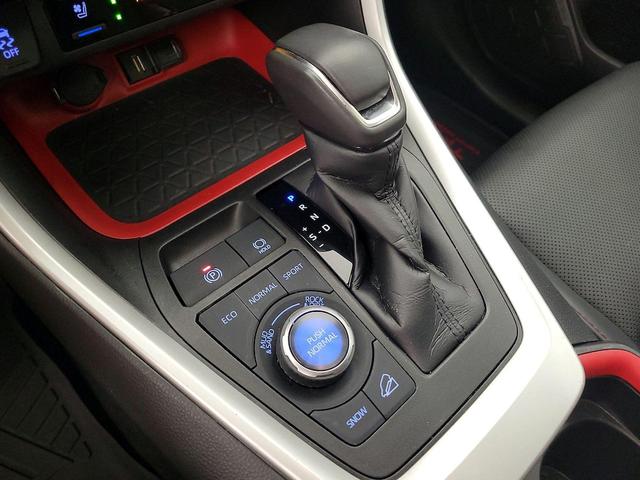 Photo of 2021 White Toyota RAV4
