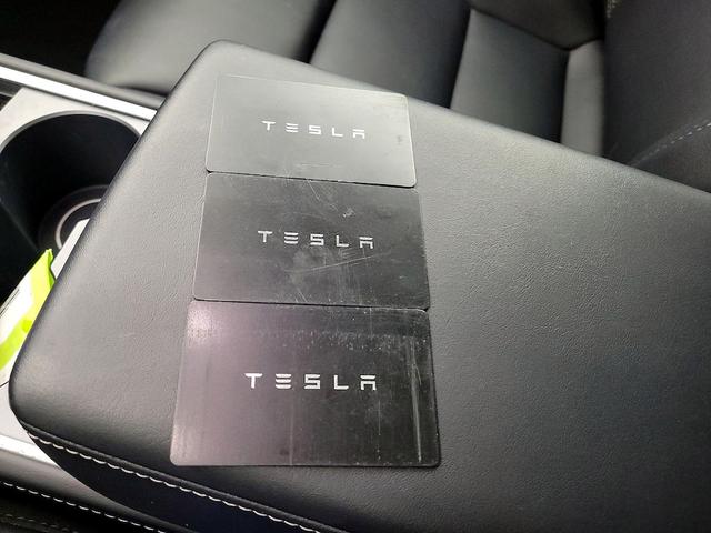 Photo of 2022 White Tesla Model Y