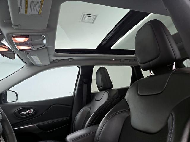 Photo of 2020 Gray Jeep Cherokee