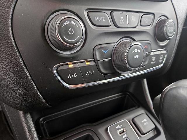 Photo of 2020 Gray Jeep Cherokee