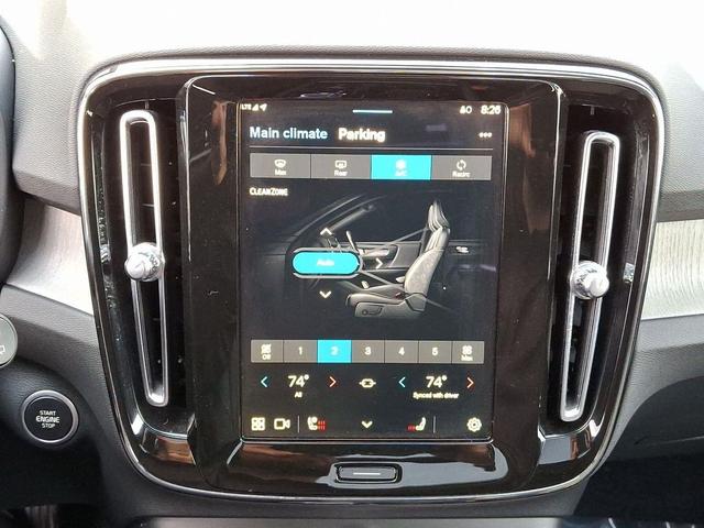 Photo of 2025 Onyx Black Metallic Volvo XC40