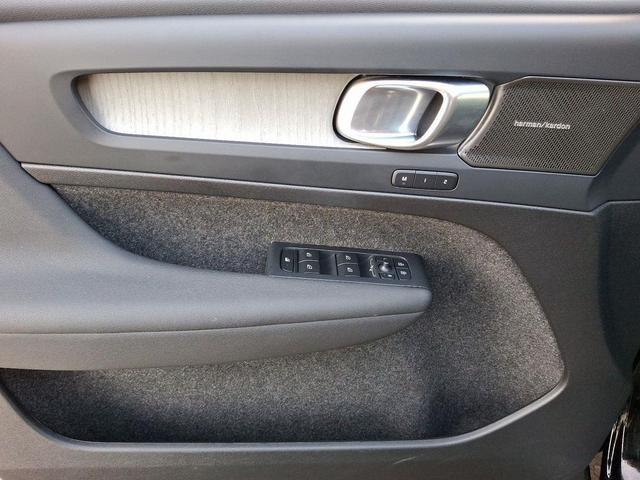 Photo of 2025 Onyx Black Metallic Volvo XC40