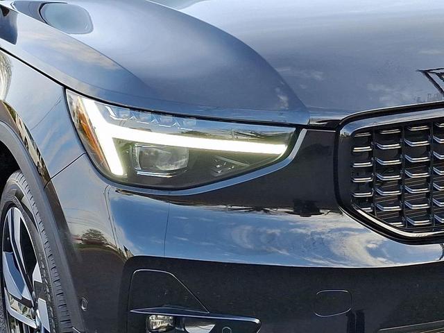 Photo of 2025 Onyx Black Metallic Volvo XC40
