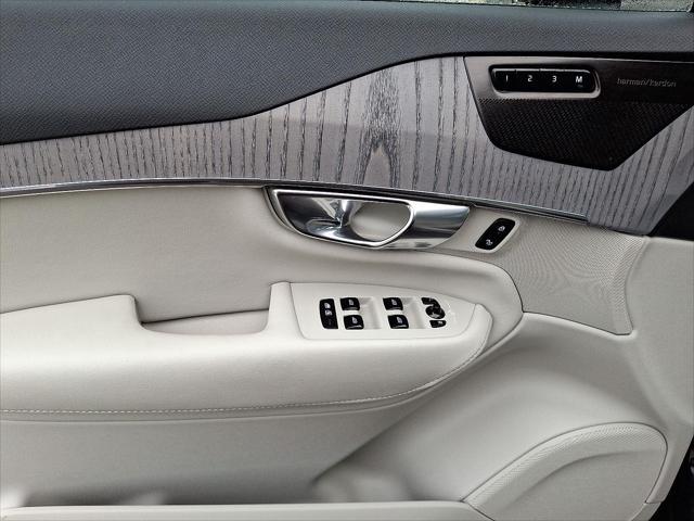 Photo of 2025 Onyx Black Metallic Volvo XC90