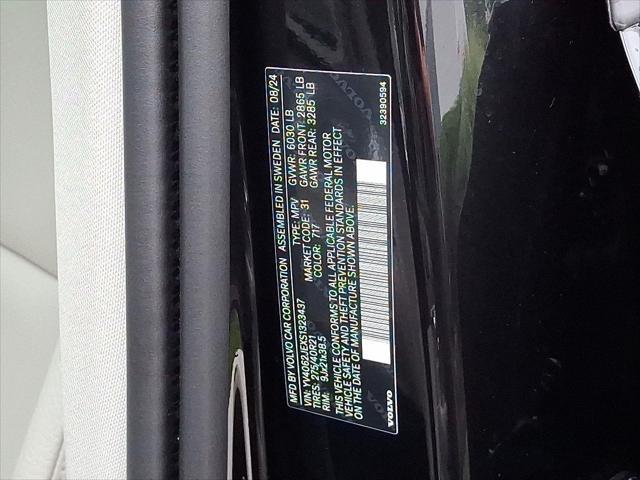 Photo of 2025 Onyx Black Metallic Volvo XC90