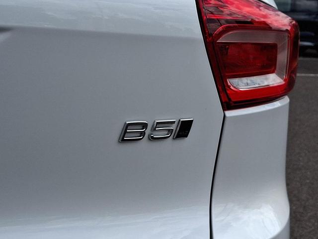 Photo of 2024 Crystal White Metallic Volvo XC40