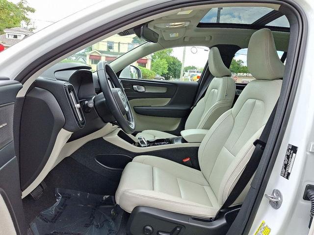 Photo of 2024 Crystal White Metallic Volvo XC40