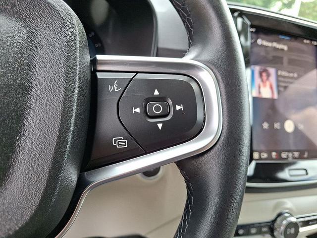 Photo of 2024 Crystal White Metallic Volvo XC40