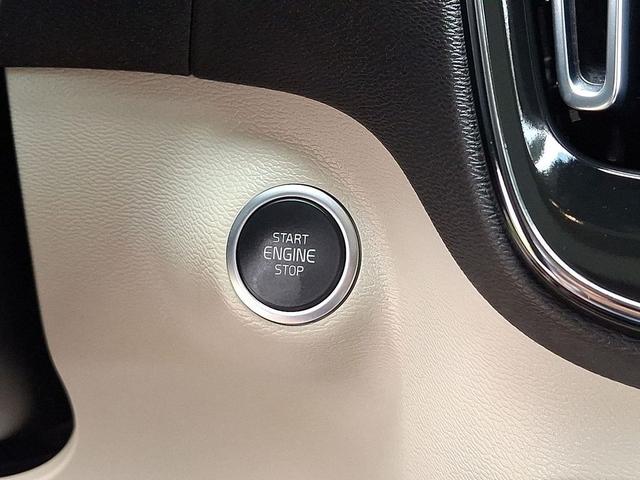 Photo of 2024 Crystal White Metallic Volvo XC40