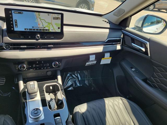 Photo of 2025 White Diamond Mitsubishi Outlander