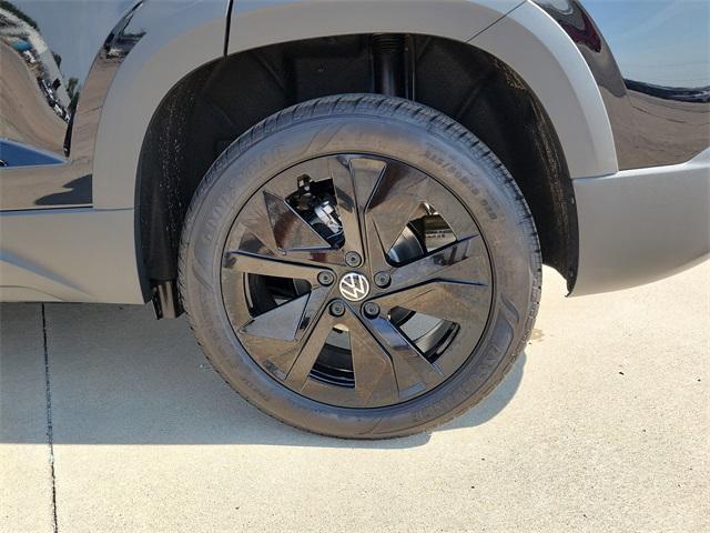 Photo of 2025 Deep Black Pearl Effect Volkswagen Taos