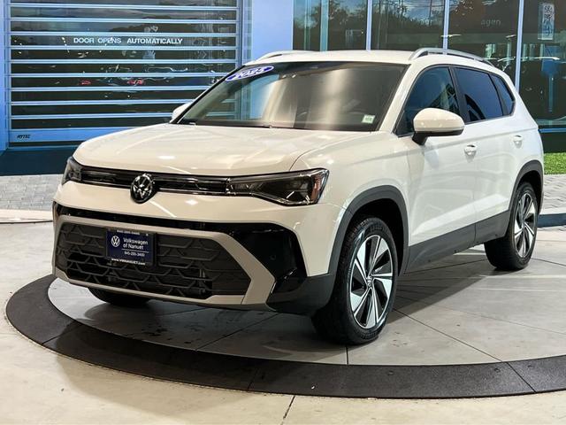Photo of 2025 Pure White Volkswagen Taos