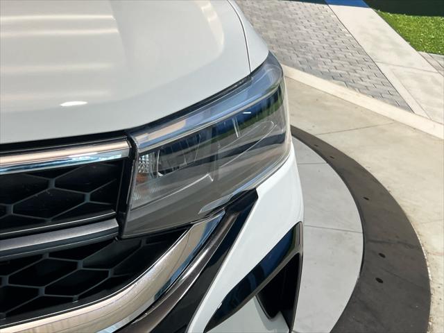 Photo of 2023 Pure White Volkswagen Taos