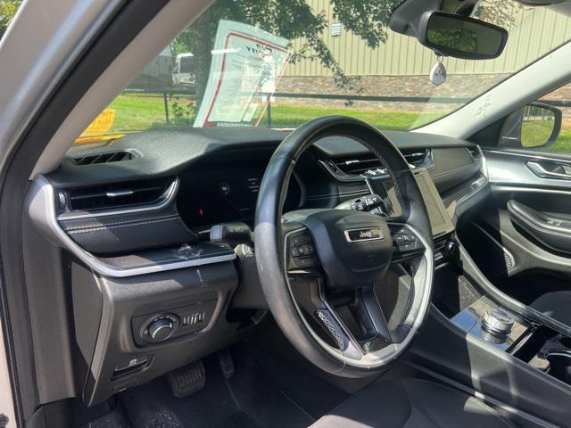 Photo of 2022 Silver Zynith Jeep Grand Cherokee L