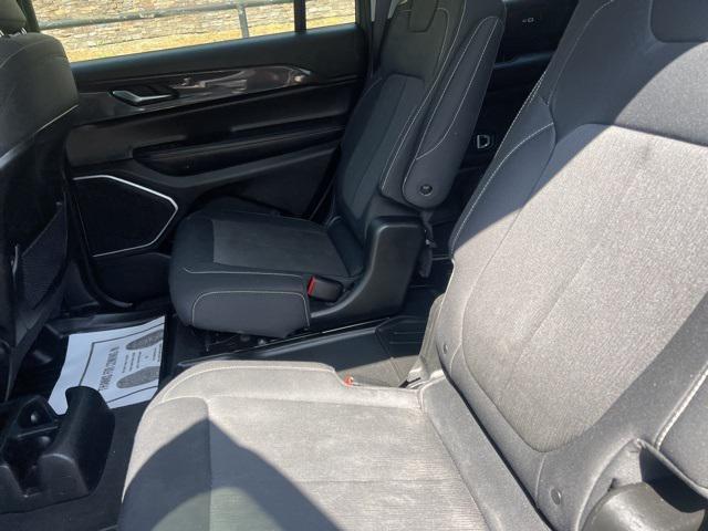 Photo of 2022 Silver Zynith Jeep Grand Cherokee L