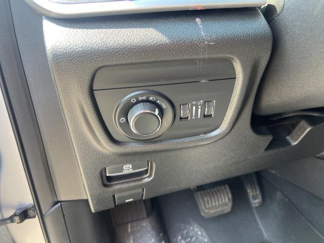 Photo of 2022 Silver Zynith Jeep Grand Cherokee L