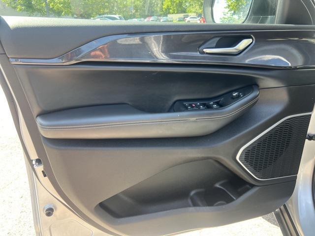Photo of 2022 Silver Zynith Jeep Grand Cherokee L