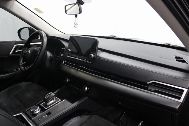 Photo of 2022 Black Mitsubishi Outlander