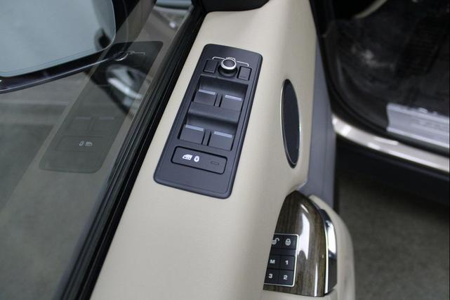 Photo of 2016 Gold Land Rover Range Rover Sport