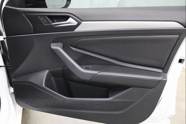 Photo of 2023 Pure White Volkswagen Jetta