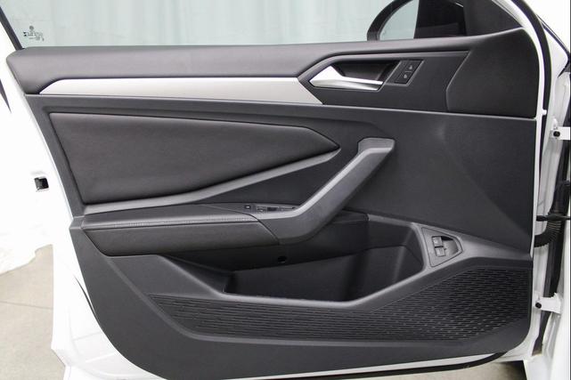 Photo of 2023 Pure White Volkswagen Jetta