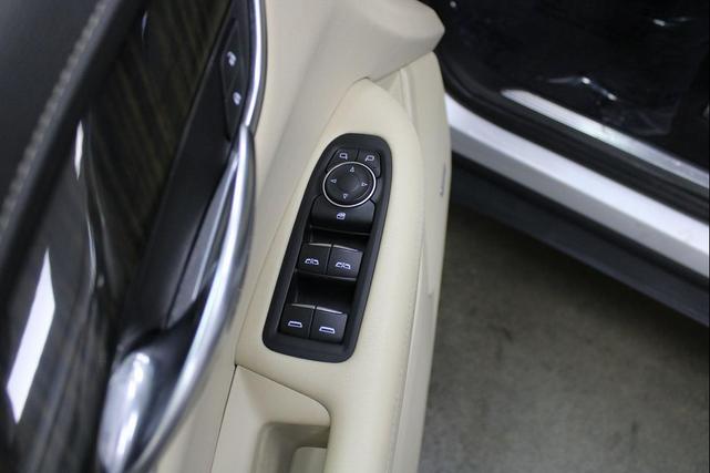 Photo of 2018 Radiant Silver Metallic Cadillac XT5