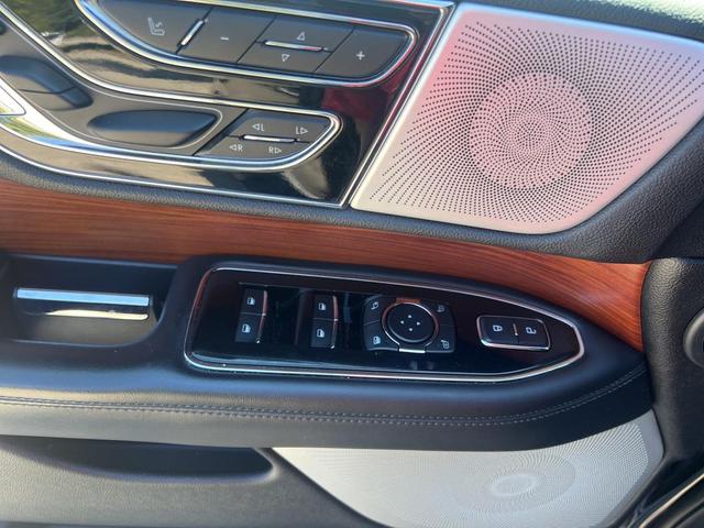 Photo of 2019 Infinite Black Metallic Lincoln Navigator