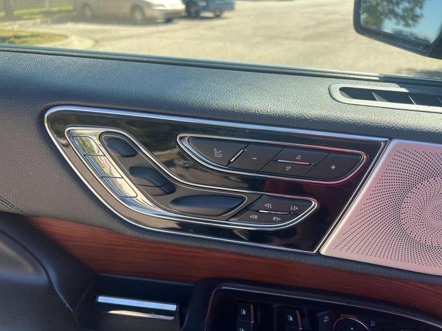 Photo of 2019 Infinite Black Metallic Lincoln Navigator