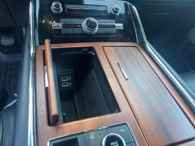 Photo of 2019 Infinite Black Metallic Lincoln Navigator